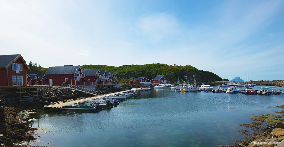 Onøy Havn med Gjestebryggen nummer 2 fra høyre i bakgrunnen