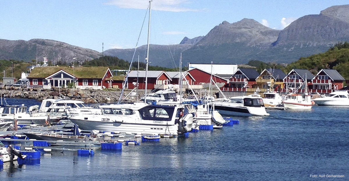 Onøy Havn med Havnekroa til venstre